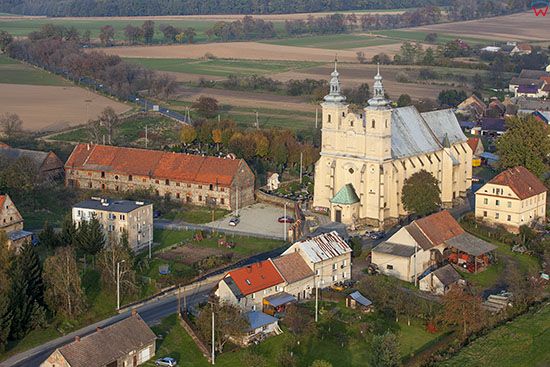 Bobolice, centrum wsi z kosciolem parafialnym. EU, PL, Dolnoslaskie. Lotnicze.